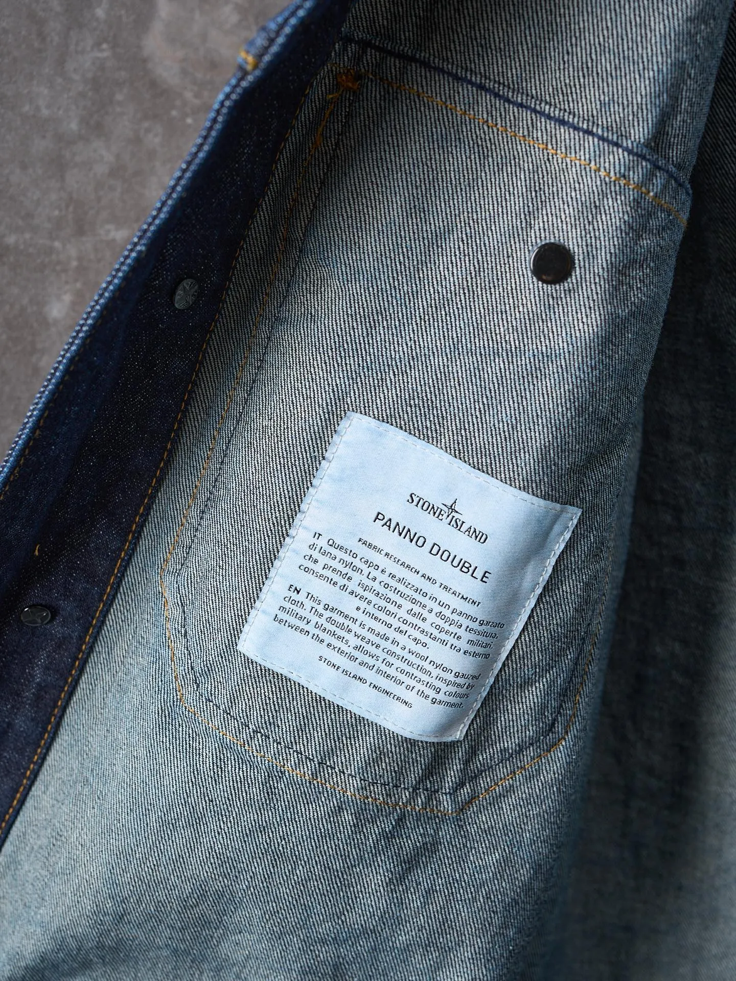 P510 Actual auction】Stonesland/Stone Island Badge Denim Jacket [Ready Stock] S M L Highlight the imprint of the brand. Simple lines outline neat silhouettes to outline a casual and free style. Workwear genes are infused with luxury DNA. Simple charm and versatile charm. Imported machine embroidery technology is used. Advanced computer control systems and sophisticated mechanical components are used to realize the Stonesland badge embroidery operation. High precision. The lines are smooth and delicate. The whole garment is washed with medium-high filtration. Use a special solution to remove stains and slight fading. Then use a strong washing method to fade the color and make it more uniform. The whole piece of clothing is stitched together using a clip-on machine. The clip-on machine can control the distance between the two needles by changing the needle position, achieving seamless splicing, smoothness, neatness, and a loose fit.